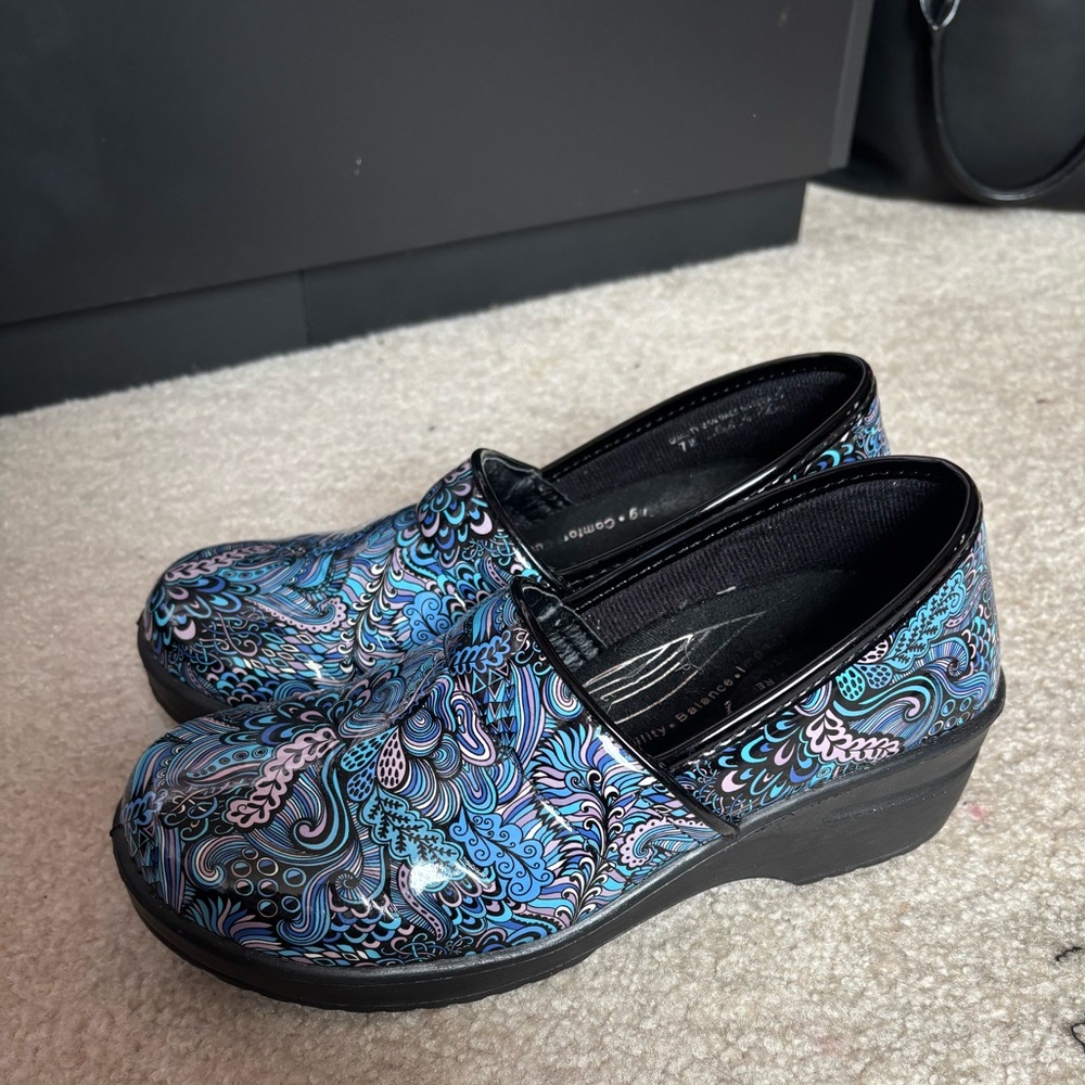 Women's Black and Blue Patterned Clogs